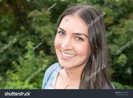 Retrato de una joven bella parada Foto de stock 479836438