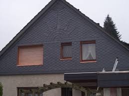 Fassadenverkleidung Mit Schiefer Und Sonnenornament Durch Den Dachdeckerbetrieb Kamen Dachdeckermeister Mehm Schiefer Fassade Hausfassade Fassadenverkleidung