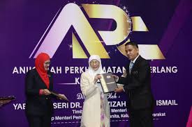 Anugerah khidmat cemerlang adalah anugerah yang diberikan kepada seseorang anggota tidak kira sama ada mereka berada di bawah sistem saraan baru (ssb) atau sistem saraan malaysia (ssm) bagi menghargai dan mengiktiraf sumbangan kerana kualiti/kuantiti sumbangannya melebihi daripada. Kementerian Pembangunan Wanita Keluarga Dan Masyarakat
