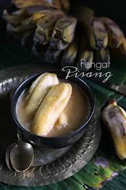 Pisang goreng yang satu ini memiliki rasa yang gurih, manis, serta renyah, dan di bagian dalamnya lembut, empuk dan lumer di mulut dengan rasa legit yang menggigit lidah. Pengat Pisang Masam Manis