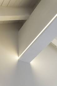 Sulla Trave Portante Led Strip Dimmerabili Segnano Le Geometrie Dello Spazio Come Lame Di Luce Y Lighting Design Interior Lighting Design Light Architecture