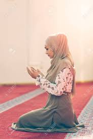Muslime können die 99 namen lernen: Junge Schone Muslimische Frauen Beten In Der Moschee Lizenzfreie Fotos Bilder Und Stock Fotografie Image 67277346