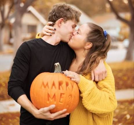 Man proposes to Halloween-loving girlfriend on carved pumpkin in ...
