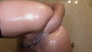 Pisciata e inculata in bagno