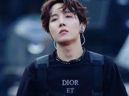 Entdecke bei tiktok kurze videos zum thema bts jhope. Bts J Hope Outfit Bts Member J Hope Casually Showed Up For A 14 Minute Vlive In A Rs 3 Lakh Outfit