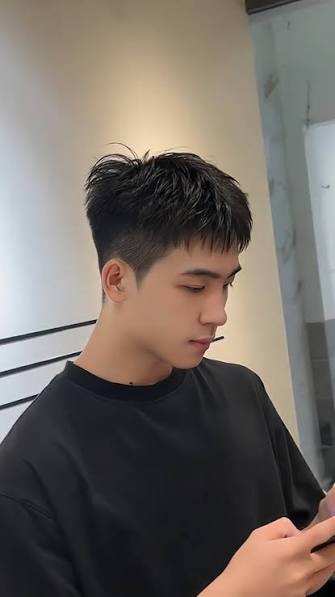Gợi ý cho Anh Em mê tóc ngắn: Texture Crop. 𝒁𝒂𝒍𝒐 𝑶𝑨:  https://zalo.me/2225992860834542249 𝙄𝙣𝙨𝙩𝙖𝙜𝙧𝙖𝙢: edric.hair.studio  𝑻𝒊𝒌𝒕𝒐𝒌: @edrichairstudio 𝙃𝙤𝙩𝙡𝙞𝙣𝙚: 1900 63 66 83  𝘼𝙙𝙙𝙧𝙚𝙨𝙨:📍 220/114 Lê Văn Sỹ, Phường 14, Quận 3