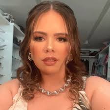 Meu filho nasceu com olhos azuis , muito azuis. Ficou assim até uns 3 anos  e foi ficando verde escuro. Eu e meu marido temos olhos castanhos. Quando  acontecia de alguém comentar