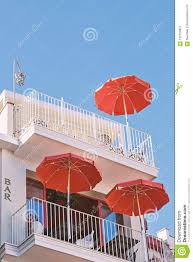 Fachadas de casas de piedra. Fachada Moderna Del Cafe Con El Balcon Y De La Terraza Del Verano Con Tres Paraguas Rojos Imagen De Archivo Imagen De Rojos Paraguas 122750627