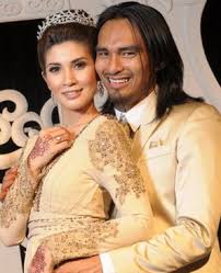 Advertisement wanita berkenaan yang dikenali sebagai intan mengakui terkejut dengan berita perkahwinan suaminya kerana. Izreen Azminda Perjelas Bekas Suami Ke Mahkamah Selesai Kes Hak Jagaan Anak Hiburan Mstar