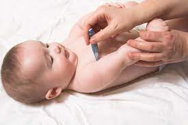 Quisiera saber qué temperatura se considera fiebre en un niño de un año. Cuatro Remedios Caseros Para Bajar La Temperatura De Los Bebes Y Ninos Con Fiebre