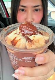 มาการองดับเบิ้ลช็อกโกแลต ชิ้นโตๆ สอดไส้ครีมช็อกโลแลตจุกๆ หวานนะ แต่อร่...