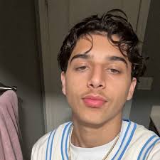 hiii! I'm Helena and I'm from simi valley, california. I am 100% committed  to csusm and I'm majoring in kinesiology. I love going out with friends,  the beach, tanning, shopping, and making