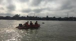 Arthur arfa, berhasil selamat dalam kejadian nahas tersebut setelah diselamatkan seorang warga yang berada di lokasi. Dua Sejoli Di Palembang Tiba Tiba Lompat Ke Sungai Musi Dan Hanyut Suara Banten