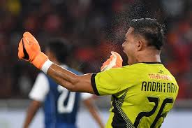 Andritany ardhiyasa (26 aralık 1991 doğumlu) endonezyalı bir profesyonel kaleci ve hem liga 1 kulübü persija jakarta hem de endonezya milli takımı kaptan olarak oynayan>futbolcu. Andritany Ardhiyasa Penerus Ronny Pasla Di Timnnas Dan Persija Bola Tempo Co