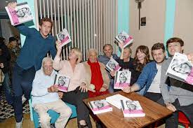 Retrouvez toutes les infos sur luana belmondo avec gala.fr ! Jean Paul Belmondo Charles Gerard Paul Belmondo Luana Belmondo Et Annabelle Belmondo