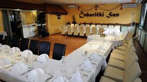 Restoran čukarički san, sa tradicijom dugom preko 30 godina, sada je potpuno renovirano zdanje sa dve predivne, klimatizovane sale kapaciteta 250 (diamond sala) i (etno sala) 80 mesta, baštom koja nudi mesto za 70 ljudi u prirodnoj hladovini lipa i breza i sopstvenim. Restoran Cukaricki San Za Proslave Tel 062 262 212