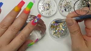 La venta de uñas acrílicas naturales forman parte del look de cualquier mujer en el 2019. Unas Tendencia 2019 Recreacion Neon Color Mermaid Gliters Youtube