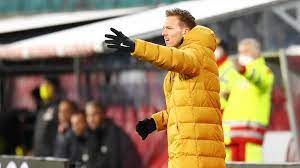 25 bis 30 jahre alten mann mit dunkler hautfarbe und glatze handeln, der eine dunkle jacke, eine dunkle jeanshose und sportschuhe trug. Nagelsmanns Lob Fur Den Vfb Stuttgart Und Was Er Arrogant Fande Kicker