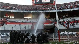 Un inimaginable descenso a la segunda división que dejó como certeza que en el fútbol no hay invulnerables. La Caida De River Y La Eterna Historia De Violencia En El Futbol Argentino Bbc News Mundo
