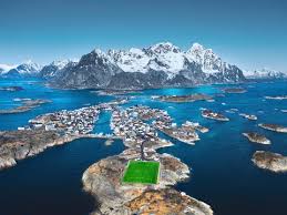 Strand und meer, romantik fotobehang. Fussballplatz Am Polarkreis Auf Den Lofoten Stock Photo Adobe Stock