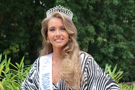 Miss normandie, 23 ans, qui n'était pas dans les favorites, a été couronnée au puy du fou après une soirée d'exception. Normandie Retour Sur La Soiree Du Sacre D Amandine Petit Miss France 2021