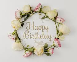 Ed è bene scegliere un bouquet di fiori in base alla persona che lo riceverà. Mock Up Di Buon Compleanno E Corona Di Fiori Psd Gratis