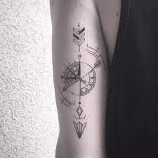 Tatouage rose des vents homme ac habitat. Tatouage Fleche Rose Des Vents Tatouage Fleche Tatouage Tatouage Geometrique