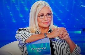 Scendendo nel dettaglio, la conduttrice si bacia con pif, per far comprendere al pubblico quali sono i finti baci che avvengono sul set. Mara Venier Imbarazzo A Domenica In L Ospite Ha Un Problema Mi Scappa La Pipi Lei Reagisce Cosi