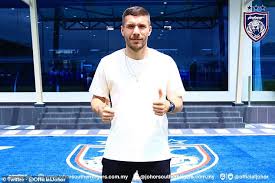Podolski ile 1.5 yıllık sözleşme imzalayan kırmızı. Former Arsenal Forward Lukas Podolski Joins Turkish Side Antalyaspor Daily Mail Online