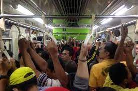 Betul, bagi pemudik yang punya motor, anda mendapatkan prioritas membeli tiket kereta api ekonomi. Mulai Hari Ini Commuter Line Berlakukan Tiket Harian Pulang Pergi Halaman All Kompas Com