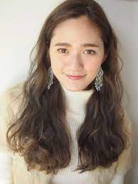 前髪でこんなに変わる 小顔も抜け感も叶う理想別スタイル見本帳8選 ふわふわ ヘアスタイル ロングヘア カーリーヘアスタイル
