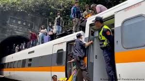 Solamente cinco personas han sido identificadas, revelaron las autoridades de la cdmx. Aumenta El Numero De Muertos En Accidente Ferroviario En Taiwan El Mundo Dw 02 04 2021