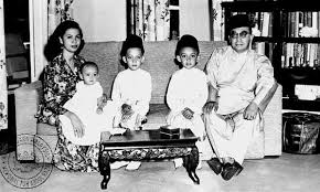 Tunku abdul rahman meletak jawatan sebagai perdana menteri pada september 1970 dan tun abdul razak hussein mengambil alih. Tunku Abdul Razak Biarasye