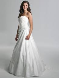 Traum brautkleid mit hochwertig verarbeiteter spitze besetzt. Hochzeitskleider Unter 1 000 Euro Marchenhaft Gunstig