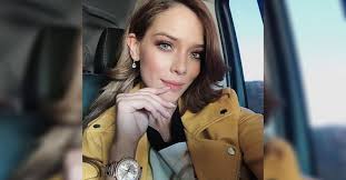 El personaje central, aunque solo lo conocemos en flashbacks, es la propia sara, la debutante ximena lamadrid, que resulta inexpresiva y débil en un rol que debería ser memorable, ya que se trata del motor de la trama. La Vida De Carolina Miranda La Bella Actriz Que Cautivo A Todos En Netflix