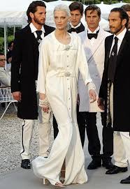 Carolina De Monaco Y Blake Lively Arropan A Karl Lagerfeld En El Desfile De Chanel Coleccion Crucero 2012 Coleccion Crucero Karl Lagerfeld Desfiles