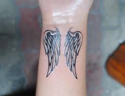 Los Mejores Tatuajes Pequenos Para Mujeres Y Su Significado Modaellas Com En algunas ocasiones el significado esta arraigado a las creencias de la persona que decida hacerse el tatuaje, pero tambien existen algunos tatuajes que transmiten una simbologia universal. mujeres y su significado
