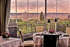 Per una serata a lume di candela, inoltre, il ristorante mette a disposizione anche delle romantiche salette riservate. I Ristoranti Di Lusso Piu Romantici Per San Valentino