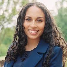 Simone Hayes's Instagram, Twitter & Facebook