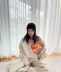 Debut en solitario con solo 3 dramas 4 películas 5 programas de tv 6 anuncios 7 vídeos musicales 8 discografía 8.1 single 9 colaboraciones 10 composiciones 11 premios 12 curiosidades 13 enlaces 14 galería 15 videografía nombre: Blackpink S Jennie Slayed In Her Calvin Klein Outfits Here Are The 8 Things She Wore And How Much They Cost Kpop Boo