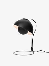 De originele lampen en kleuren zijn bedacht door verner panton en de moderne twist aan de collectie biedt nieuwe versies in koper en mat lichtgrijs. Tradition Flowerpot Vp4