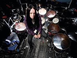 Se nos rompe el corazón al compartir la noticia de que joey jordison, prolífico baterista, músico y artista falleció pacíficamente mientras dormía el 26 de julio de 2021. El Baterista Mas Rapido Del Mundo Joey Jordison Joey Jordison Baterista De Slipknot Joey Jordison Comete Una Huel Slipknot Slipknot Corey Taylor Music
