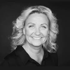 Thank you Sini Setälä and the students from Laurea University of Applied  Sciences❤️ Together we made the Christmas for our customers in Kluuvi❣️ So  proud of you and thankful🙏 Amanda Heino you