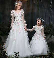 Anne Kiz Kiyafetleri Beyaz Uzun V Yakali Uzun Kollu Cicek Aksesuarli Kiyafet Kombinleri Cicekli Kiz Elbiseleri Anne Kiz Kiyafetleri The Dress