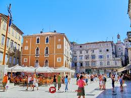 Pjaca (people's square) is another square nobody in split calls by its real name.still open is one of the oldest book shops in the world, morpurgo1861. Narodni Trg Pjaca U Splitu Vodici Na Putovnica Net