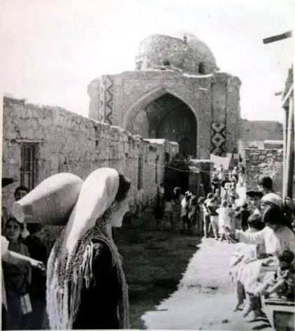 Qərbi - İrəvan, 1945 Sərdar məscidi Ayrı-ayrı dövrlərdə səyyahların əsərlərində, tədqiqatçıların araşdırmalarında İrəvan qalasındakı Sərdar sarayının yaxınlığında yerləşən “Sərdar”, “Abbas Mirzə”, “Şah Abbas” kimi məscidlərinin adları çəkilir ...