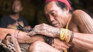 Pakaian tradisi suku kaum di negeri sabah. Dayak Iban Seni Tatto Tradisional Suku Dayak Kalimantan Pakai Cara Pahat Kulit Fortuner Program Kursus Bahasa Jepang Bahasa Inggris Jerman Di Batam Kepulauan Riau