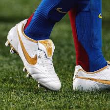 Soccerbible On Instagram Bossing It On Another Level The Original White Gold Nike Air Legend Tiempo R10 Soccerb Chuteiras Chuteira Nike Tiempo Futebol