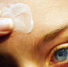 Sie neigen bei herkömmlicher kosmetik zu unverträglichkeiten oder sind schlicht unzufrieden mit ihrer gewohnten pflegecreme? Falten Im Dekollete Creme Serum Brust Pads Peeling Was Hilft Welt