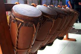 Wahulo merupakan alat musik tradisional gorontalo yang memiliki bentuk seperti rebana, cara memainkannya pun sama yaitu dengan cara dipukul dengan satu tangan dan tangan satunya digunakan untuk memegang alat musik tersebut. Mengulas 20 Alat Musik Tradisional Sumatera Utara Yang Khas Dan Kaya